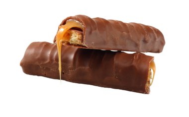 Beyaz arka plan üzerinde izole karamelli çikolata