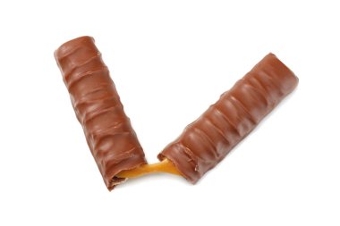 Beyaz arka plan üzerinde izole karamelli çikolata