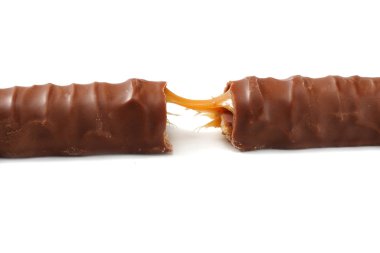 Beyaz arka plan üzerinde izole karamelli çikolata