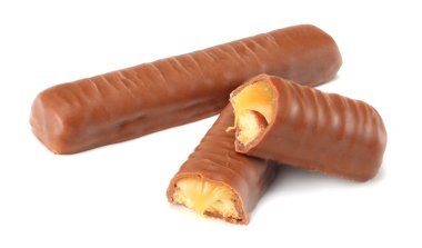 Beyaz arka plan üzerinde izole karamelli çikolata