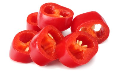Dilimlenmiş kırmızı kırmızı kırmızı biber beyaz arka planda izole edilmiş.