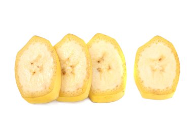 Beyaz arka planda izole edilmiş taze kesilmiş muz. Sağlıklı yiyecekler. Üst görünüm