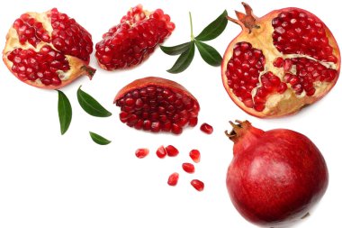 nar meyve üzerinde beyaz arka plan yukarıdan izole yeşil yaprakları ile