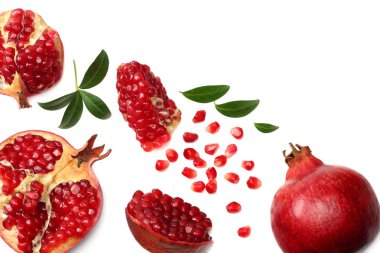 nar meyve üzerinde beyaz arka plan yukarıdan izole yeşil yaprakları ile