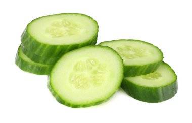 Beyaz arka planda izole edilmiş taze salatalık dilimleri.