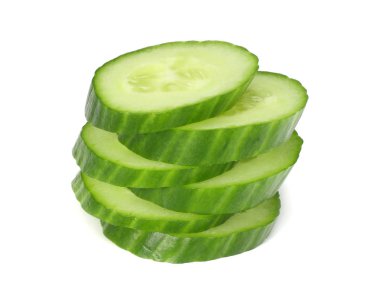 Beyaz arka planda izole edilmiş taze salatalık dilimleri.