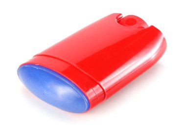 Beyaz arka plan üzerinde izole kırmızı erkek deodorant