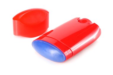 Beyaz arka plan üzerinde izole kırmızı erkek deodorant