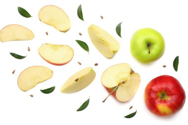 Beyaz arka planda izole edilmiş yeşil ve kırmızı elmalar. en üstteki görünüm