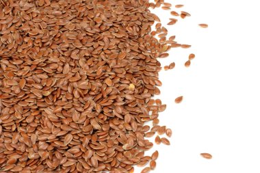 Beyaz arka plan üzerinde izole keten tohumu. keten tohumu ya da keten tohumu. Tahıllar. üstten görünüm