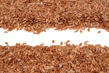 Beyaz arka plan üzerinde izole keten tohumu. keten tohumu ya da keten tohumu. Tahıllar. üstten görünüm