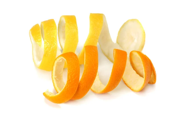 Frische Orangen Und Zitronenschalen Isoliert Auf Weißem Hintergrund — Stockfoto
