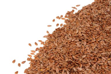 Beyaz arka plan üzerinde izole keten tohumu. keten tohumu ya da keten tohumu. Tahıllar. üstten görünüm