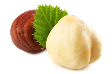 Beyaz arka plan üzerinde izole yaprakları ile fındık. makro