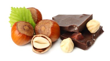 çikolata fındık ve beyaz arka plan üzerinde izole yaprakları ile