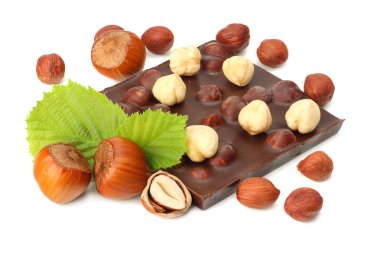 çikolata fındık ve beyaz arka plan üzerinde izole yaprakları ile