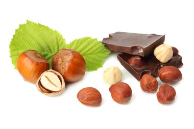 çikolata fındık ve beyaz arka plan üzerinde izole yaprakları ile