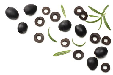 Beyaz arka plan üzerinde izole rosemary ile Marine siyah zeytin. üstten görünüm
