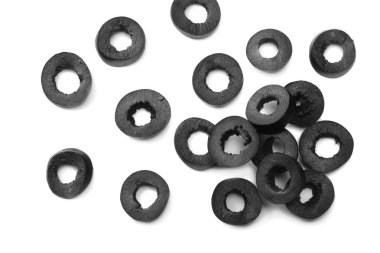 Marine edilmiş dilimler beyaz arka plan üzerinde izole zeytin siyah. üstten görünüm