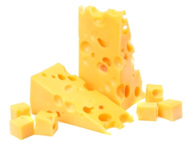 beyaz arkaplanda izole edilmiş peynir parçası