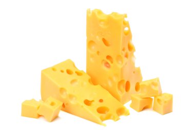 beyaz arkaplanda izole edilmiş peynir parçası