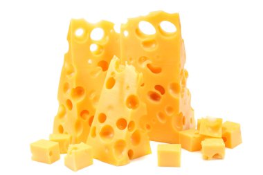 beyaz arkaplanda izole edilmiş peynir parçası