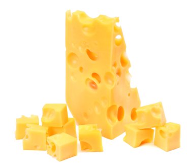 beyaz arkaplanda izole edilmiş peynir parçası