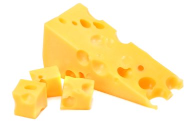 beyaz arkaplanda izole edilmiş peynir parçası