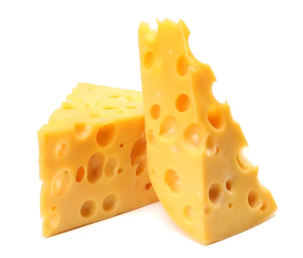 beyaz arkaplanda izole edilmiş peynir parçası