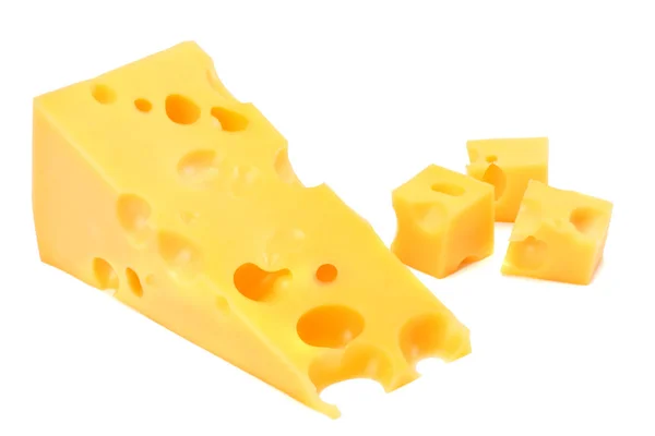 beyaz arkaplanda izole edilmiş peynir parçası