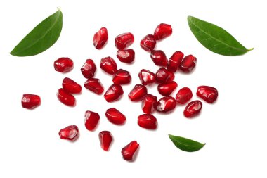 Beyaz arka planda izole edilmiş nar tohumları. Üst Manzara. Nar meyvesi..