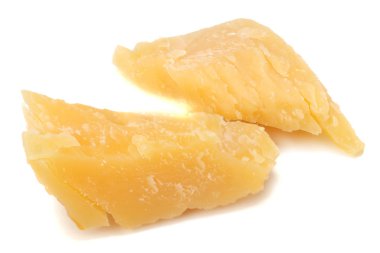 Beyaz arkaplanda yalıtılmış parmesan peyniri