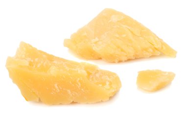 Beyaz arkaplanda yalıtılmış parmesan peyniri