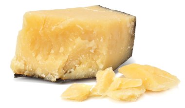Beyaz arkaplanda yalıtılmış parmesan peyniri