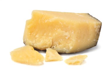 Beyaz arkaplanda yalıtılmış parmesan peyniri