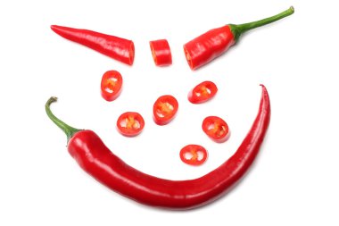 Dilimlenmiş kırmızı kırmızı kırmızı biber beyaz arka plan görünümünde izole