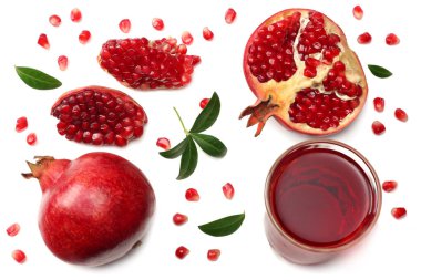 Nar suyu üzerinde beyaz arka plan yukarıdan izole narlı