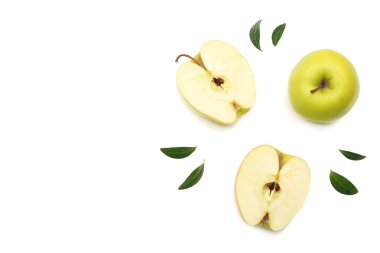 yeşil elma dilim beyaz arka plan üzerinde izole. üstten görünüm