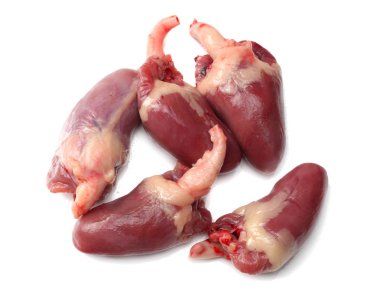 Çiğ tavuk kalbi beyaz arka planda izole edilmiş.