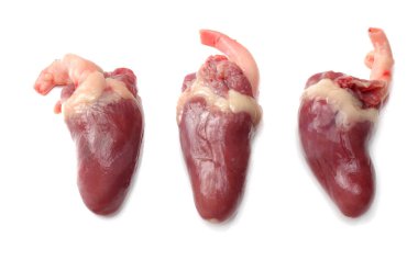 Çiğ tavuk kalbi beyaz arka planda izole edilmiş.