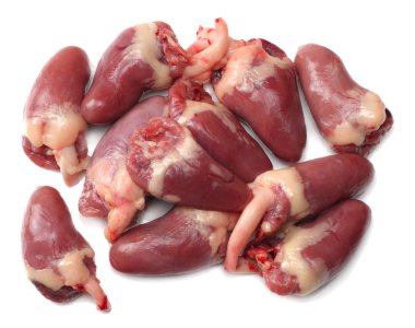 Çiğ tavuk kalbi beyaz arka planda izole edilmiş.