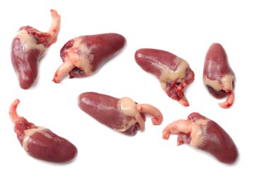 Çiğ tavuk kalbi beyaz arka planda izole edilmiş.