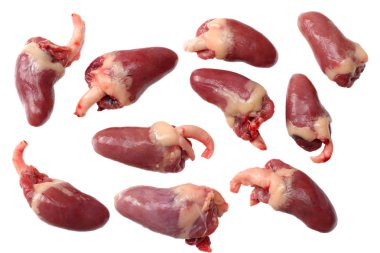 Çiğ tavuk kalbi beyaz arka planda izole edilmiş.