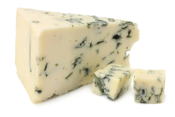 ブルーチーズ 白い背景で隔離 — ストック写真