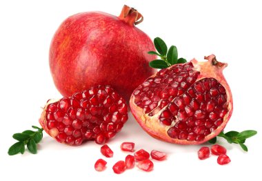 Beyaz arkaplanda izole edilmiş nar