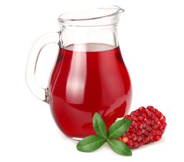 Nar suyu beyaz bir arka plan üzerinde izole narlı