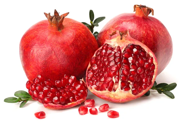 Beyaz arkaplanda izole edilmiş nar