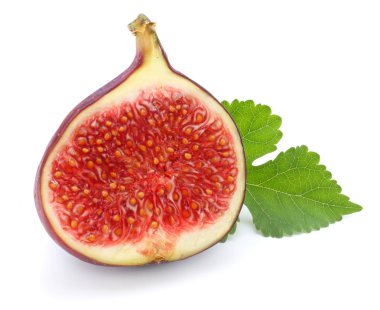 İncir meyve yeşil yaprak üzerinde beyaz izole. Kırpma yolu