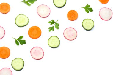 Beyaz arka plan üstten görünüm üzerinde izole dilimlenmiş havuç ile dilimlenmiş salatalık karışımı