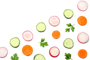 Beyaz arka plan üstten görünüm üzerinde izole dilimlenmiş havuç ile dilimlenmiş salatalık karışımı